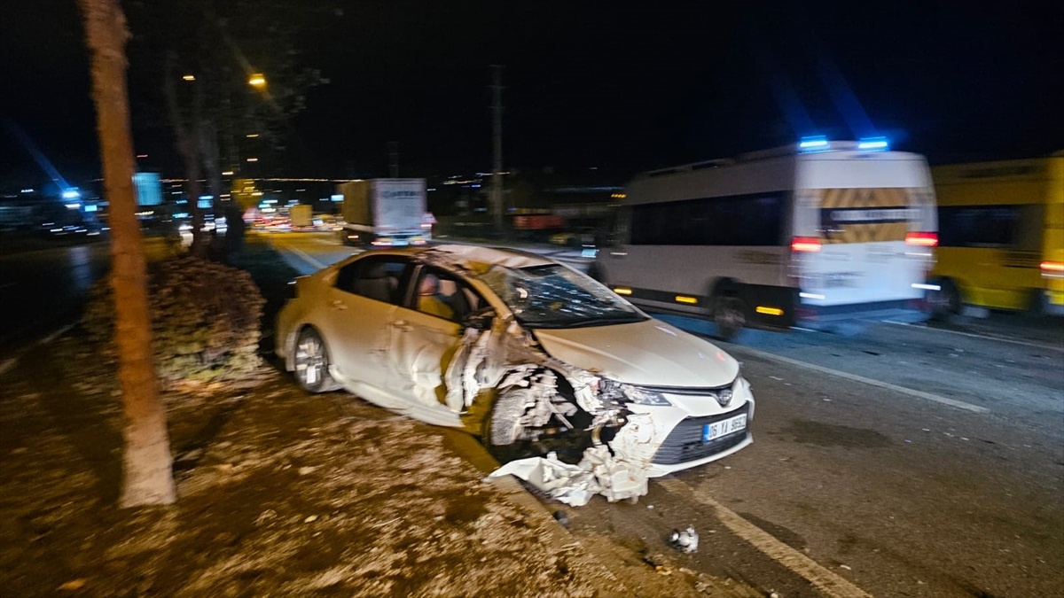 Çorum\'da tırla çarpışan otomobilin sürücüsü yaralandı