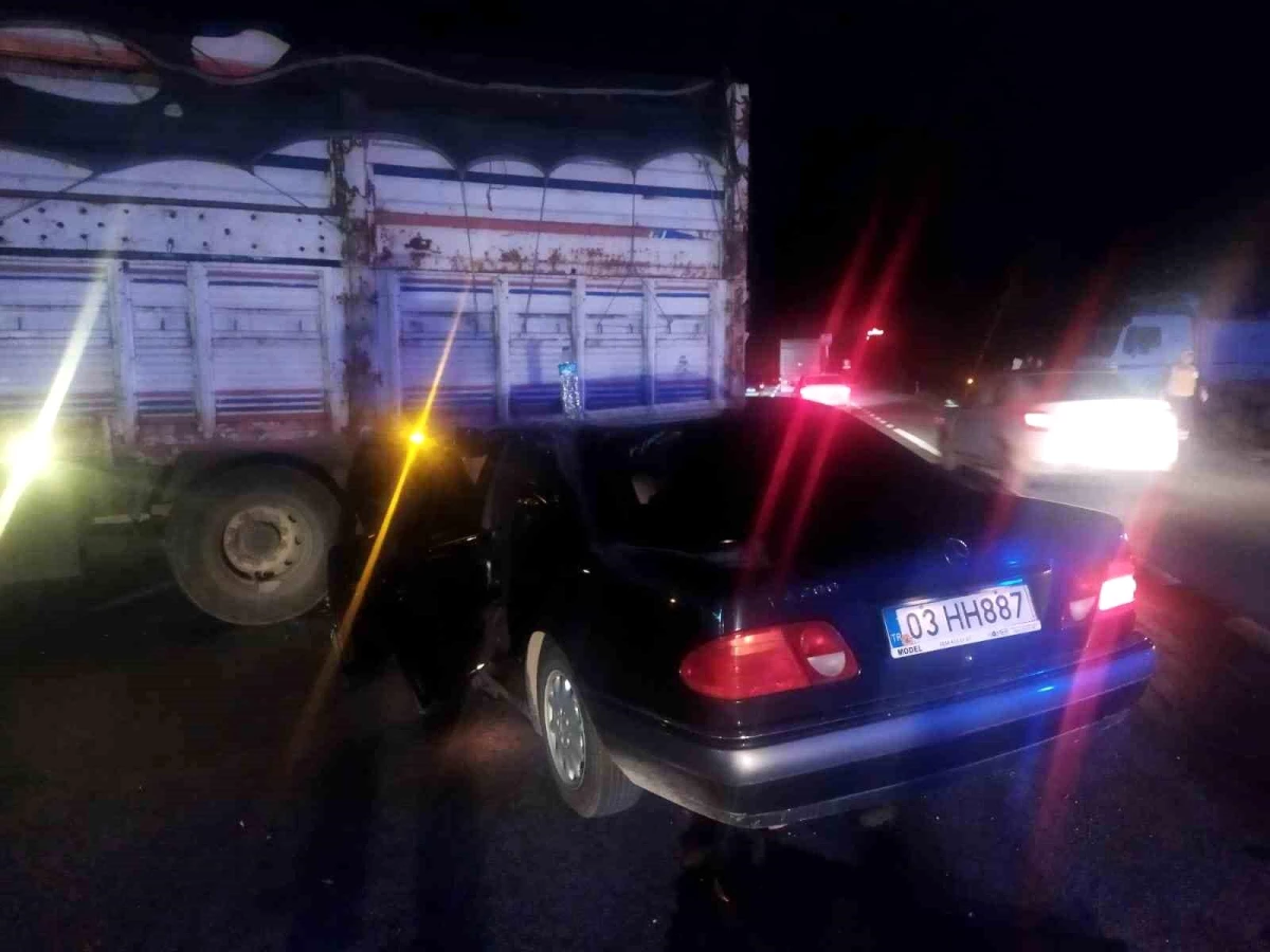 Eskişehir\'de Kamyonun Tekerleklerine Çarpan Otomobilin Sürücüsü Yaralandı