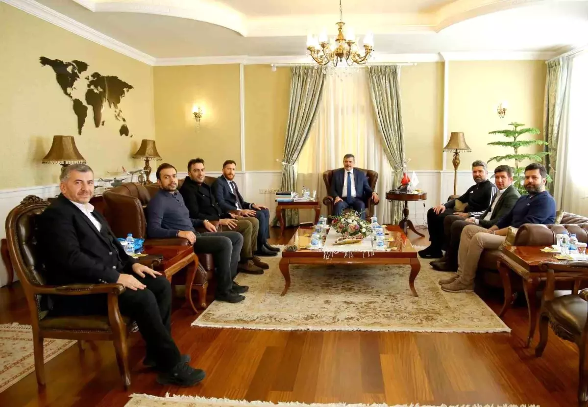 Erzurumspor Yönetimi Vali Mustafa Çiftçi\'yi Ziyaret Etti