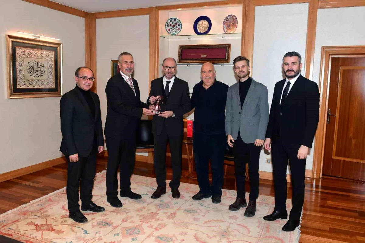 Mahmudiyeliler Derneği Yönetim Kurulu, Anadolu Üniversitesi Rektörü Fuat Erdal\'ı ziyaret etti