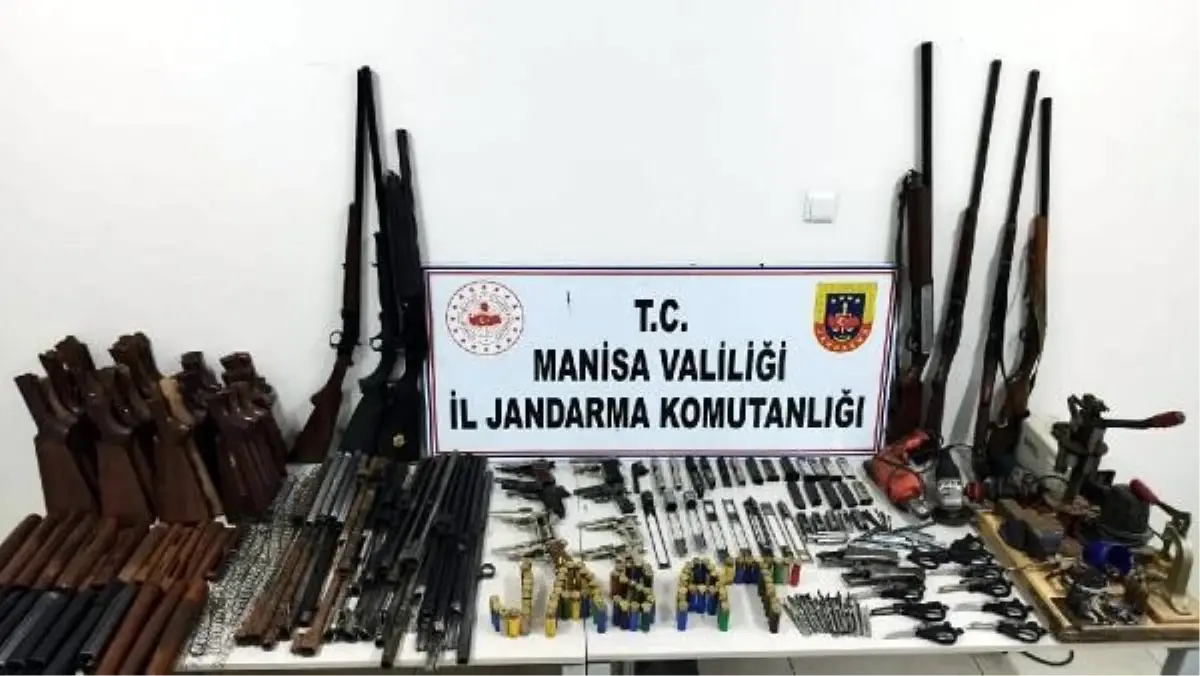 Akhisar'da silah atölyesine operasyon: Tüfek, tabanca ve parçaları ele geçirildi