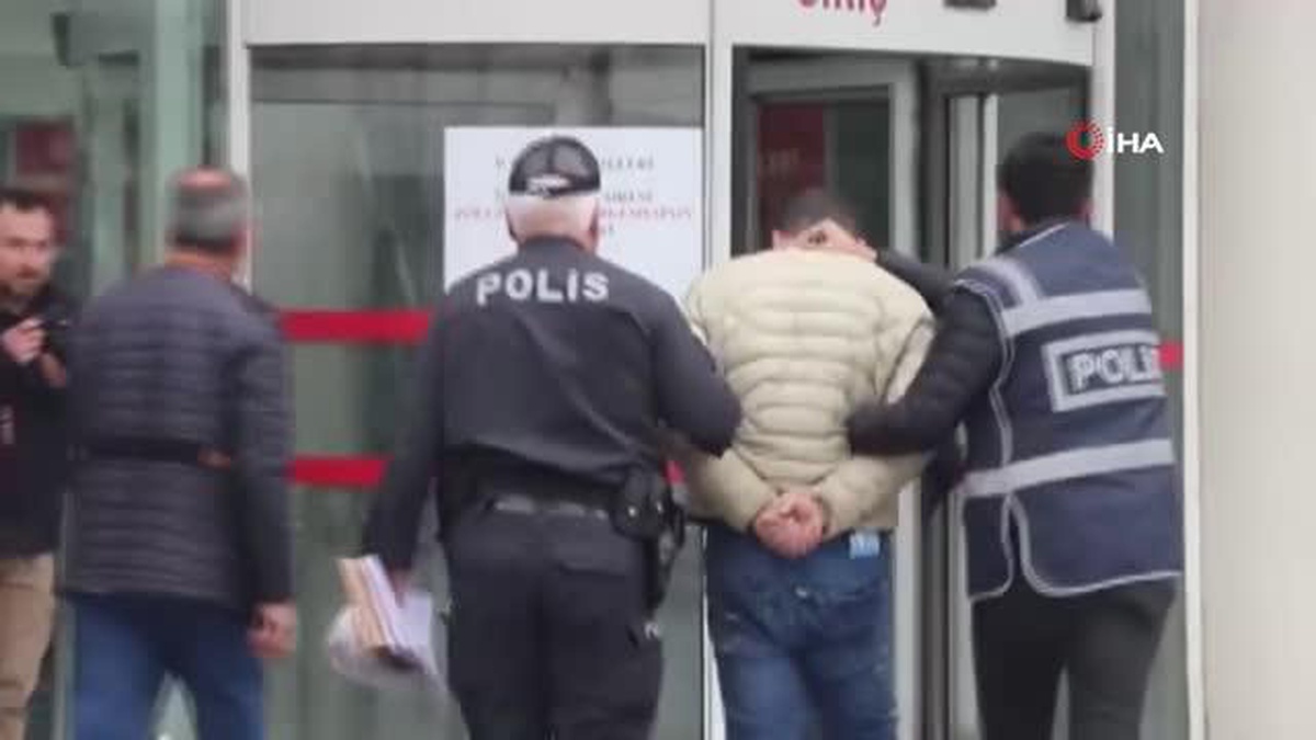 Fazla yolcu taşırken yakalandı, tartıştığı polise araçla çarptı
