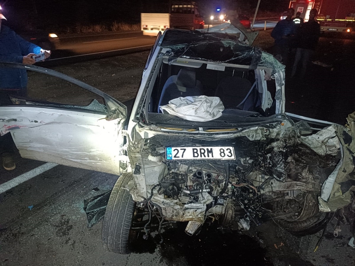 Gaziantep\'te 3 otomobilin çarpıştığı kazada 1 ölü, 1 yaralı