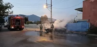 Hatay'da seyir halindeki otomobil alev aldı