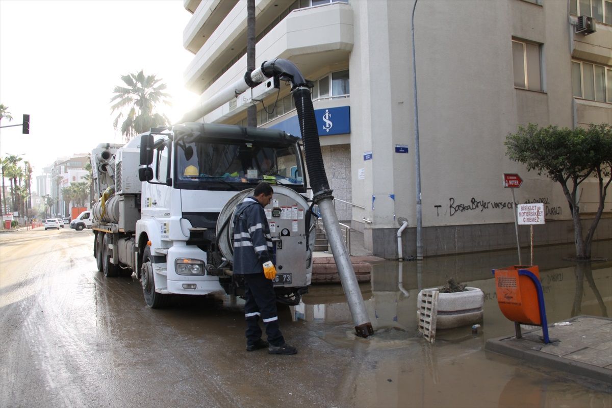 İskenderun\'da su baskınları sonrası temizlik çalışmaları devam ediyor