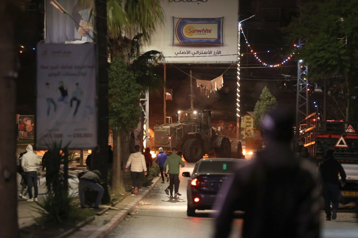 İsrail güçleri Ofer hapishanesi önünde ateş açtı: 1 ölü, 4 yaralı