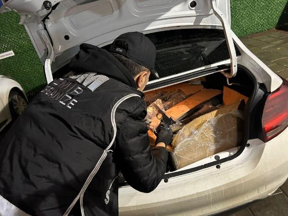 İzmir\'de silah parçalarıyla ilgili operasyon: 2 gözaltı