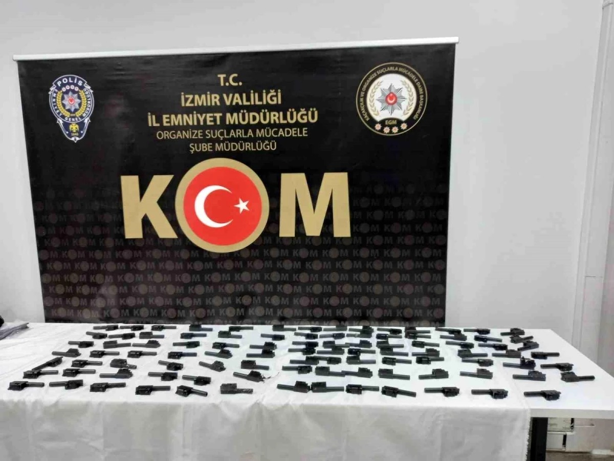 İzmir\'de yasa dışı silah ticareti çetesi çökertildi