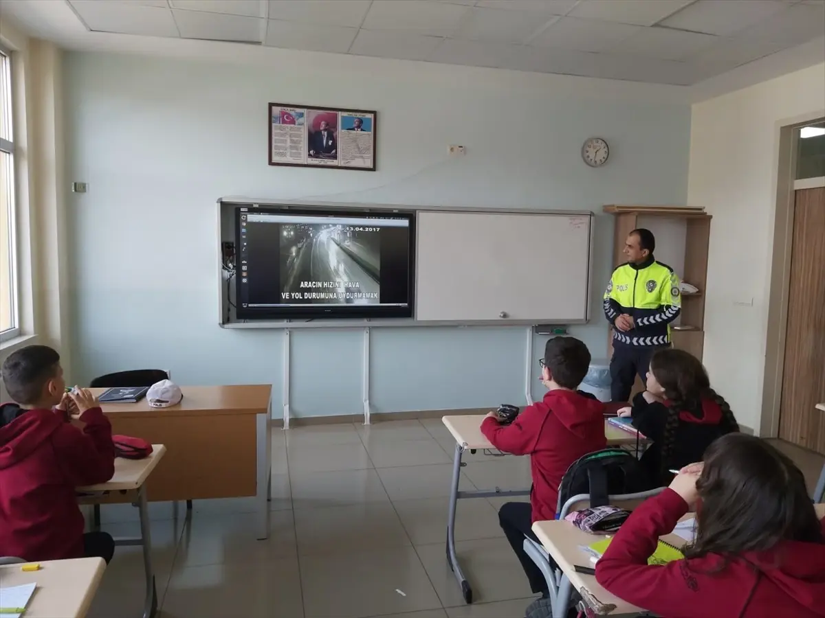Kastamonu\'da polisler öğrencilere trafik eğitimi verdi