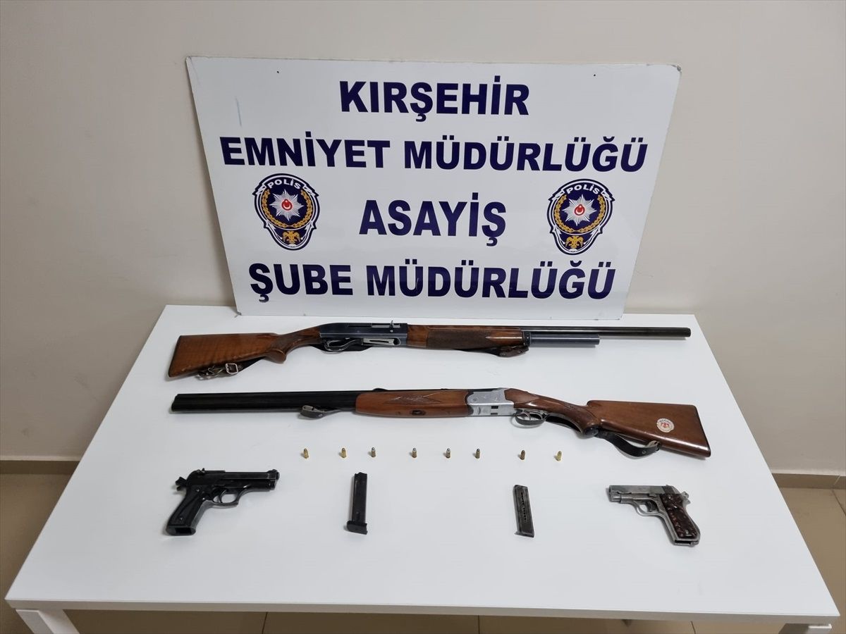 Kırşehir\'de silahla yaralanan şüphelinin evinde silahlar ele geçirildi