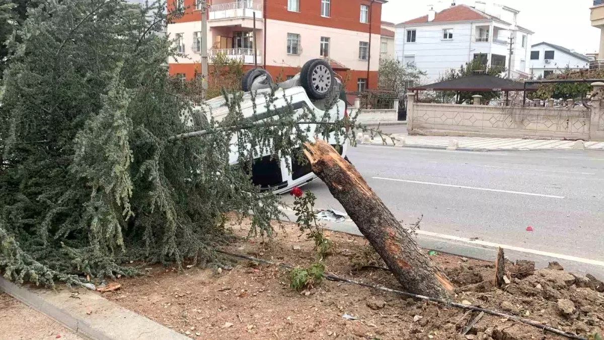 Karaman\'da hafif ticari araç kaza yaptı