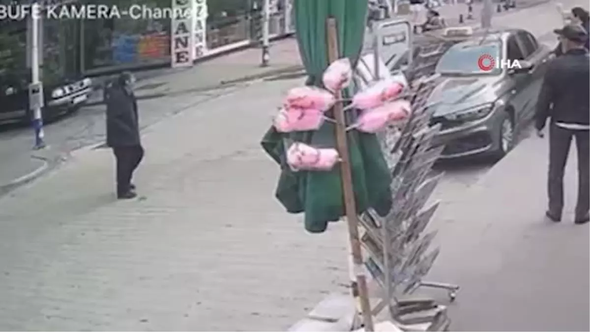 Köpek tarafından kovalanan çocuk az kalsın arabanın altında kalıyordu