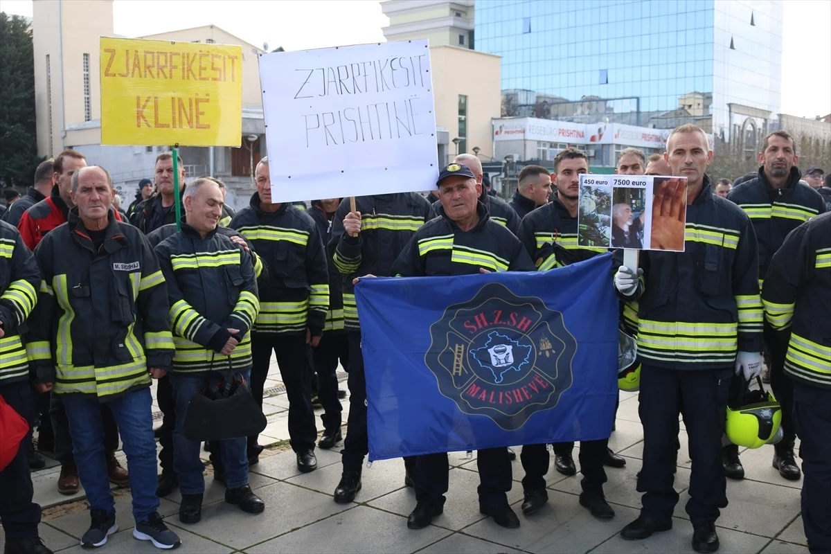 Kosova\'da itfaiye çalışanları gösteri düzenledi