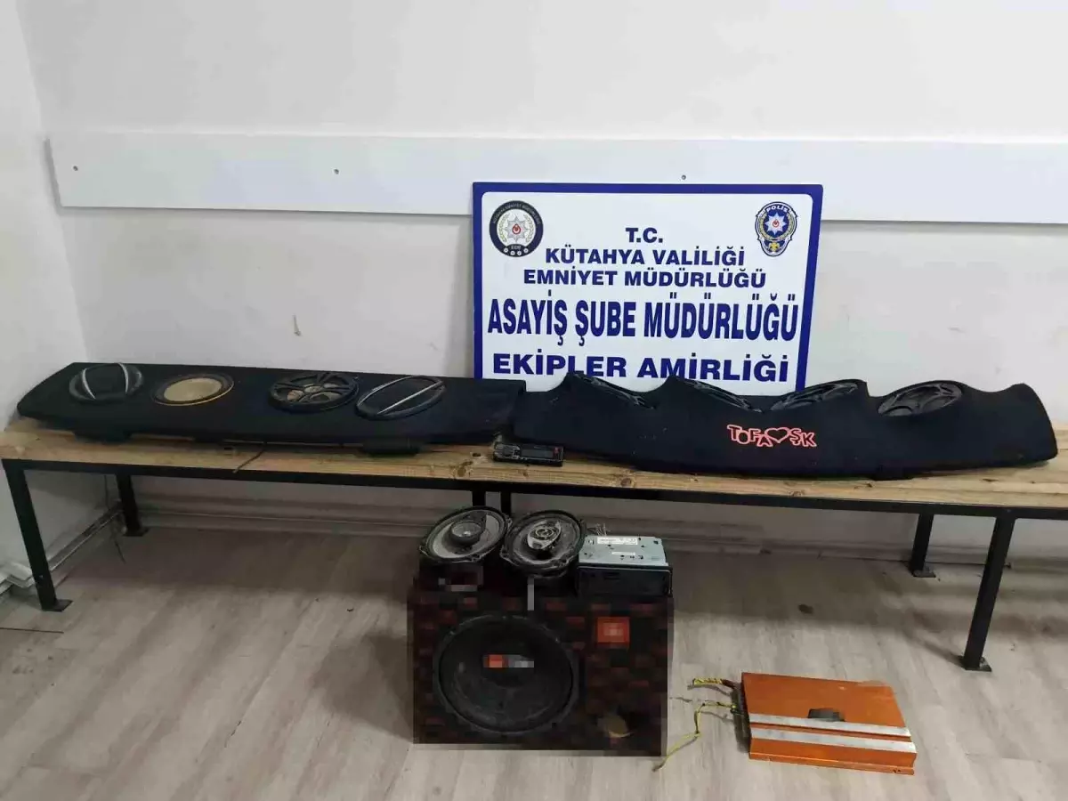 Kütahya'da otomobilden hırsızlık yapan 2 zanlı gözaltına alındı