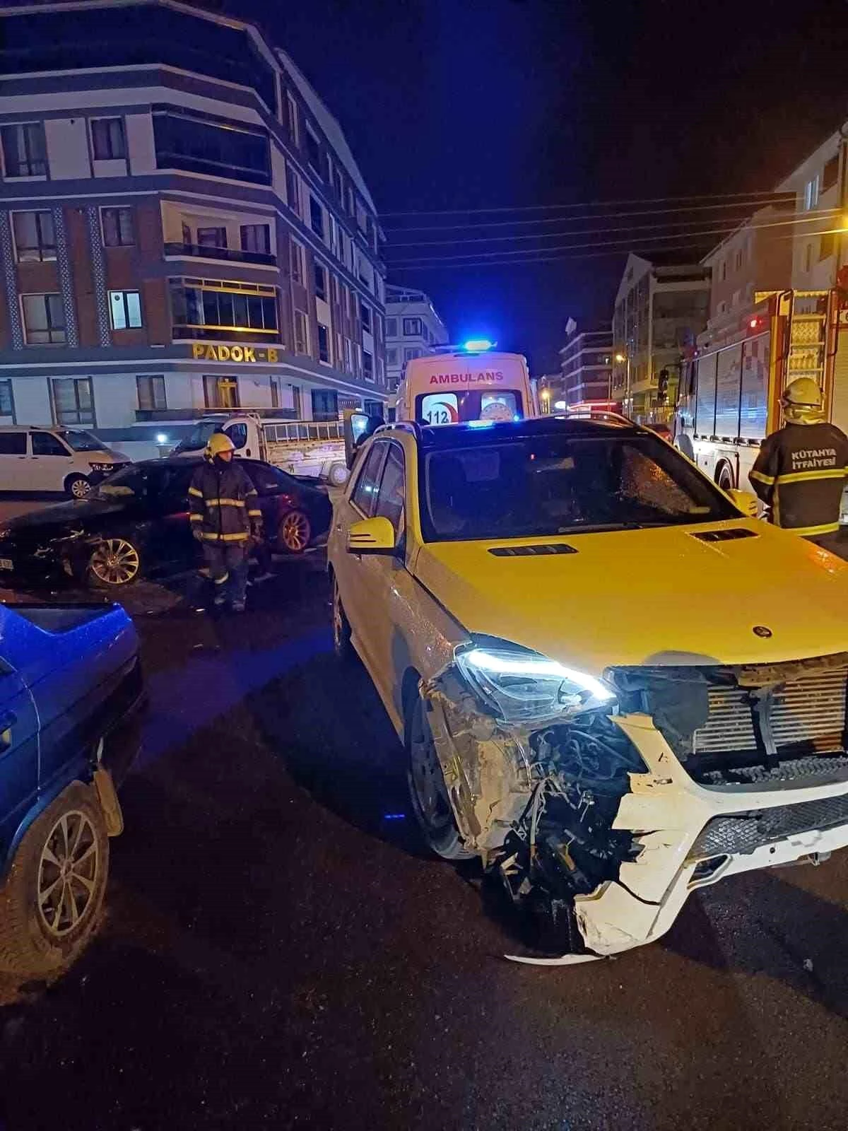 Kütahya\'da Otomobil Çarpışması: 2 Kişi Yaralandı
