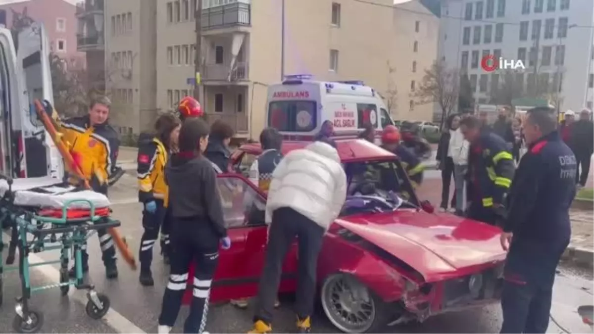 Denizli\'de Makas Atan Sürücü Kaza Yaptı