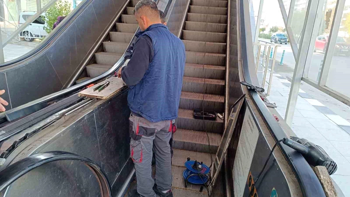 Manisa Büyükşehir Belediyesi yürüyen merdiveni onarıyor
