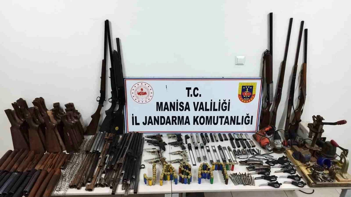 Manisa\'da yasadışı silah operasyonu: Çok sayıda silaha el konuldu