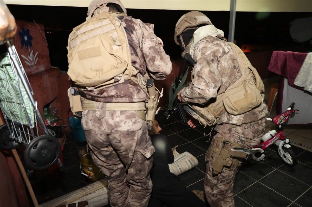 Mersin\'de torbacılara operasyon: 8 gözaltı