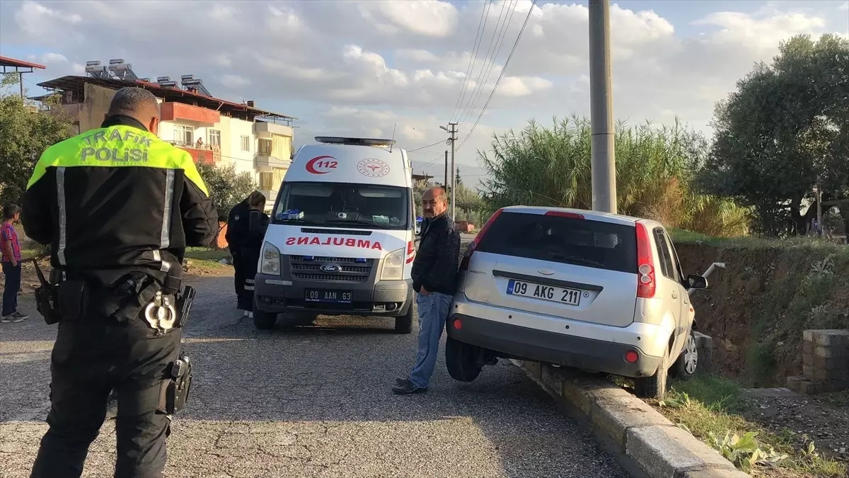 Aydın\'da Elektrik Direğine Çarpan Otomobilin Sürücüsü Yaralandı