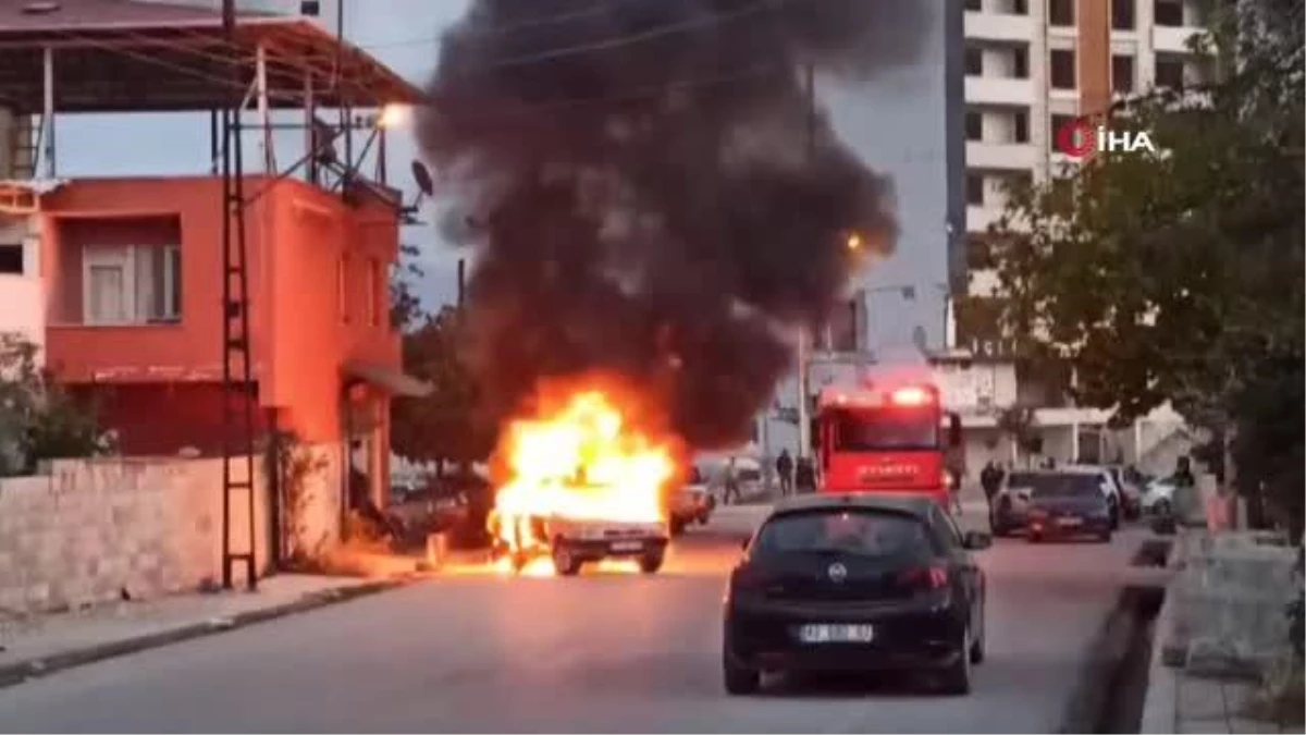 Hatay\'da park halindeki otomobil alev alev yandı