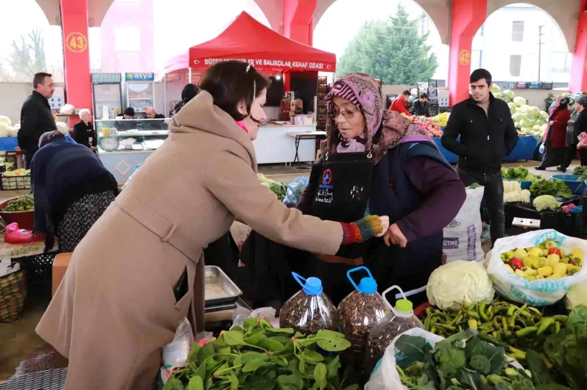 Düzce Belediye Başkanı Dr. Faruk Özlü, Aziziye Merkez Pazaryeri\'nde pazarcılara önlük hediye etti