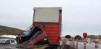 Pendik'te otomobil ile kamyon çarpıştı, trafik yoğunluğu yaşandı