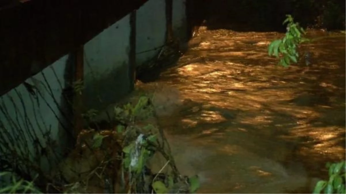 İstanbul\'da sağanak yağış sonucu binaların bodrum katları sular altında kaldı