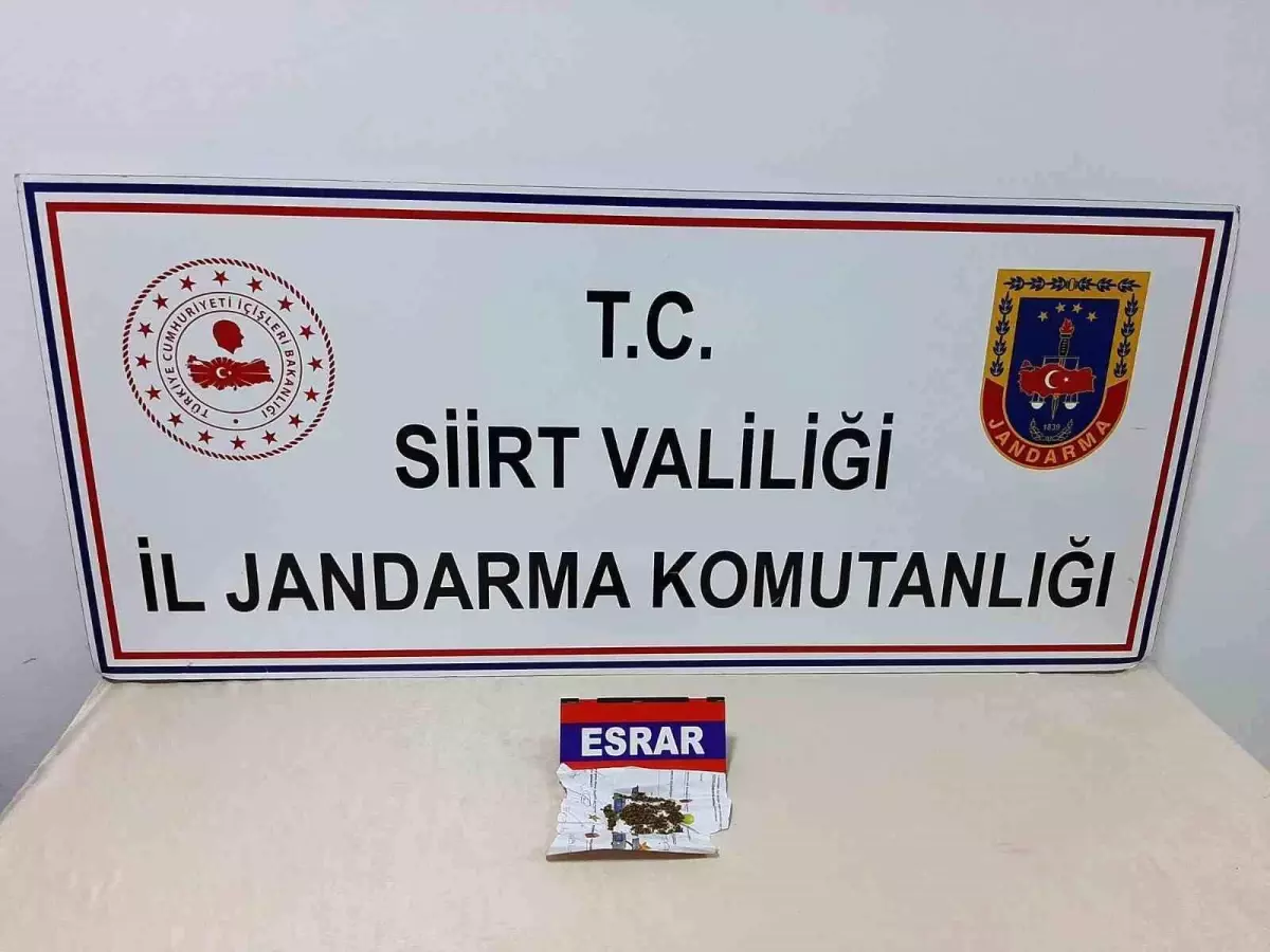 Siirt\'te jandarma operasyonu: Gümrük kaçağı ürünler ele geçirildi, 4 şahıs yakalandı