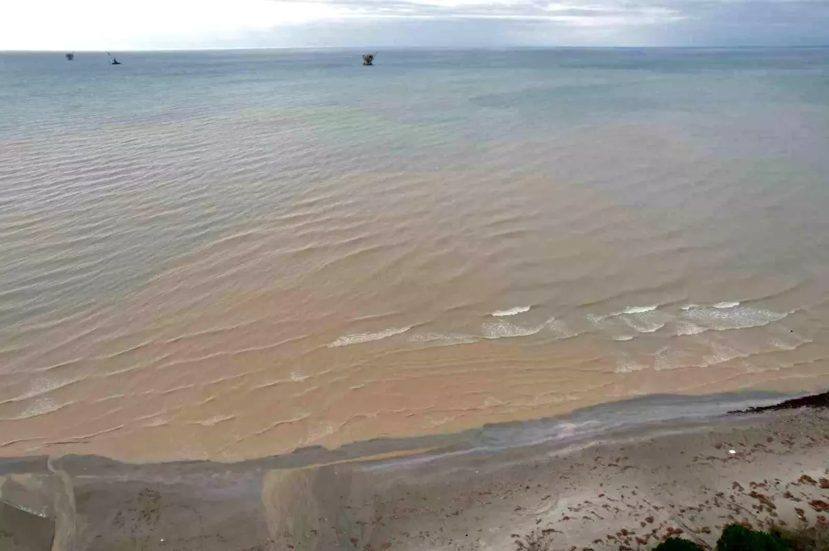 İstanbul Silivri\'de derenin taşmasıyla evler zarar gördü
