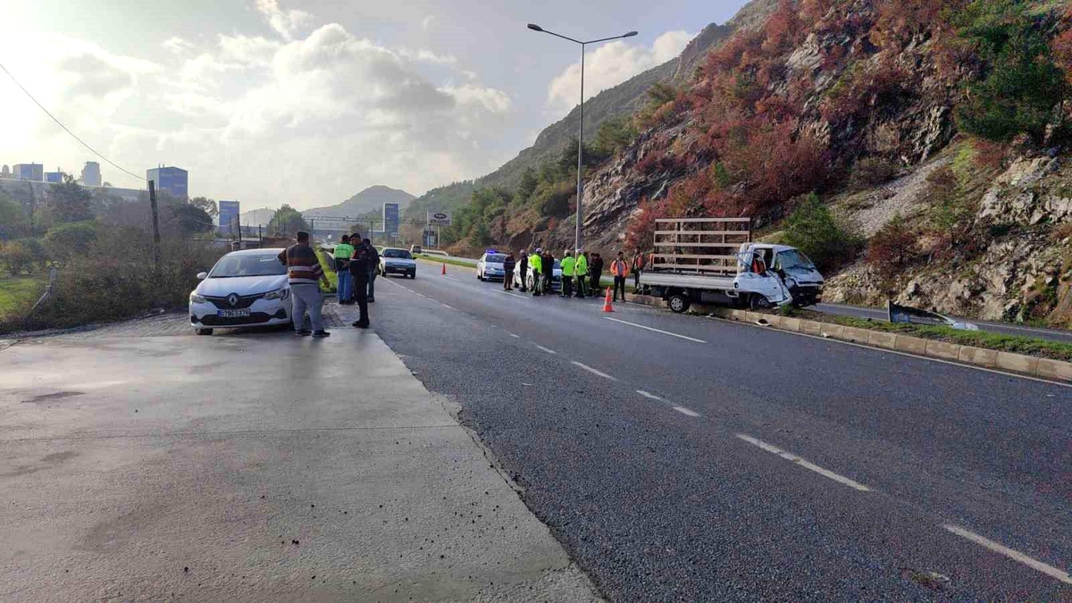 Aydın\'ın Söke ilçesinde zincirleme trafik kazası: 1 yaralı