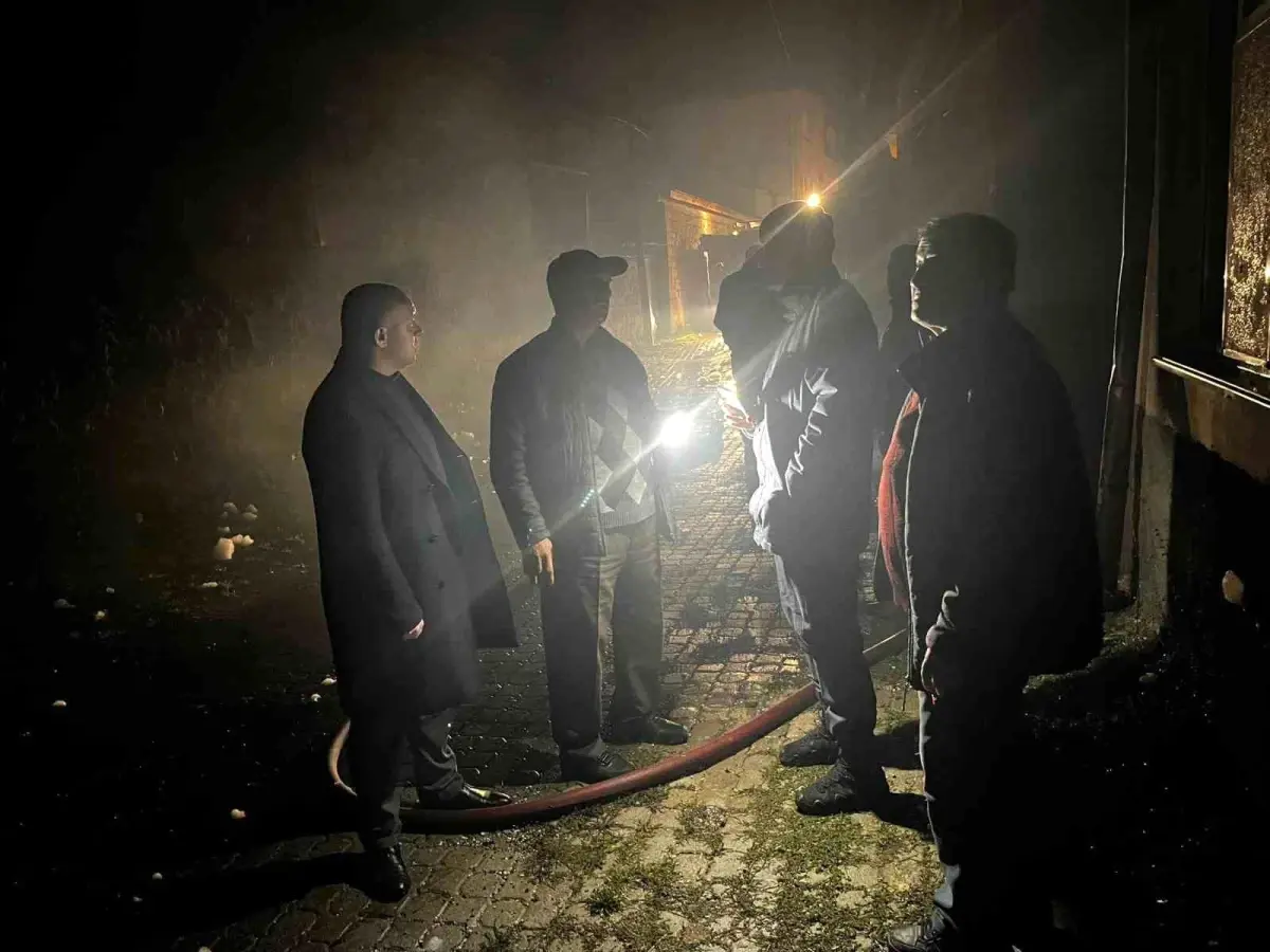 Tavşanlı\'da Çıkan Yangın Paniğe Neden Oldu