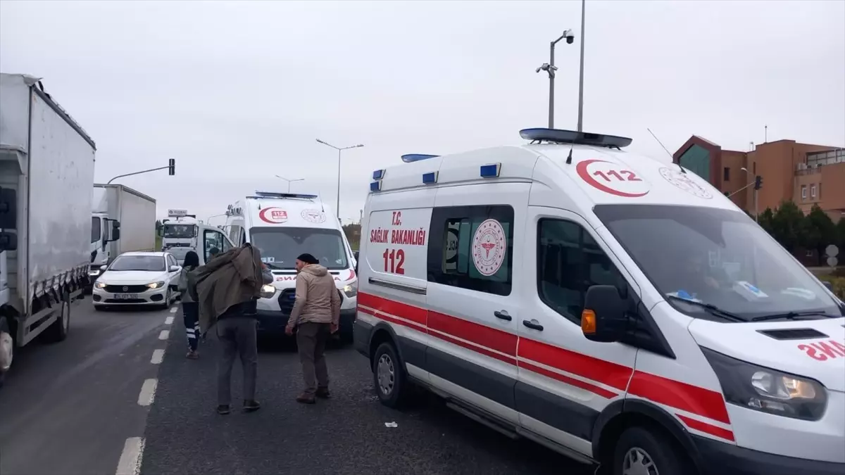 Tekirdağ\'ın Ergene ilçesinde otomobillerin çarpıştığı kazada 2 kişi yaralandı