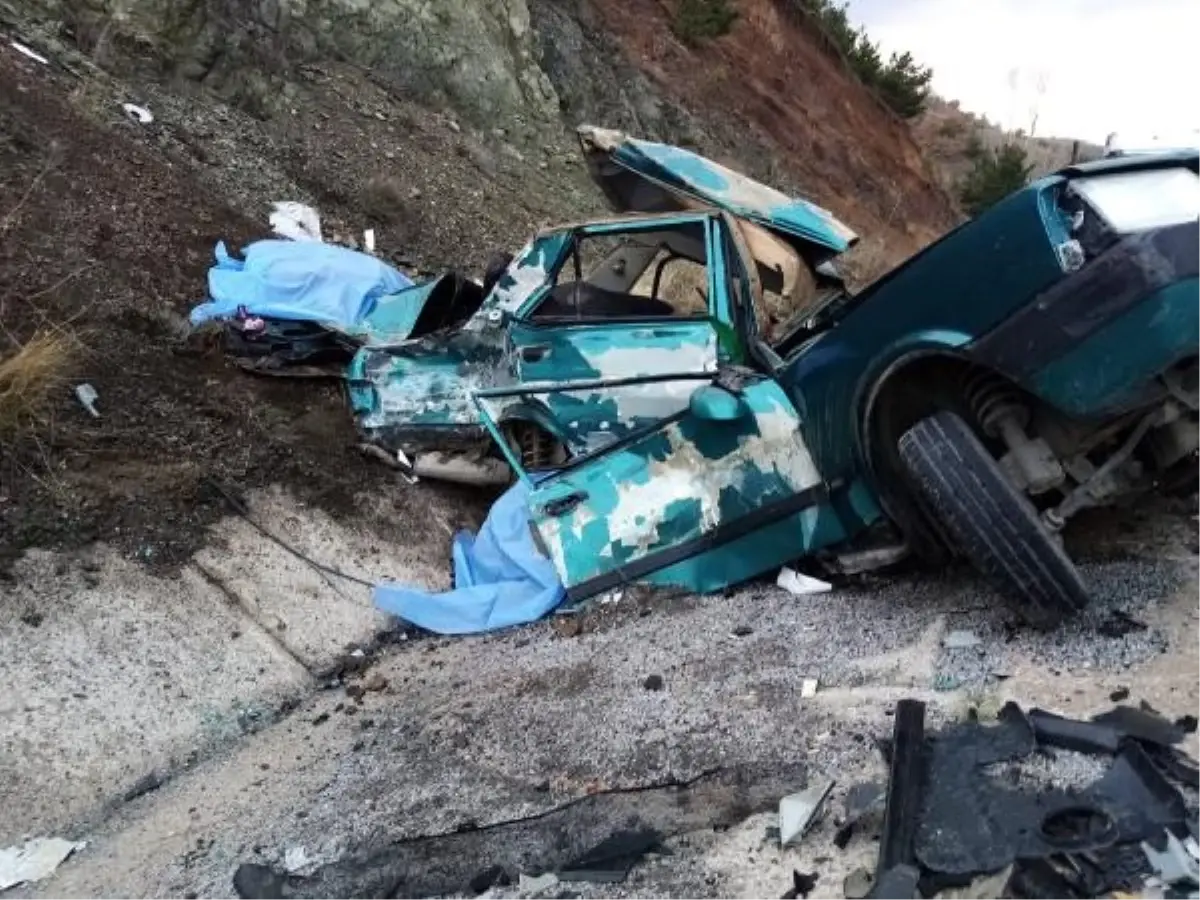 Tokat'ta TIR ile otomobil çarpıştı: 2 ölü, 1 yaralı