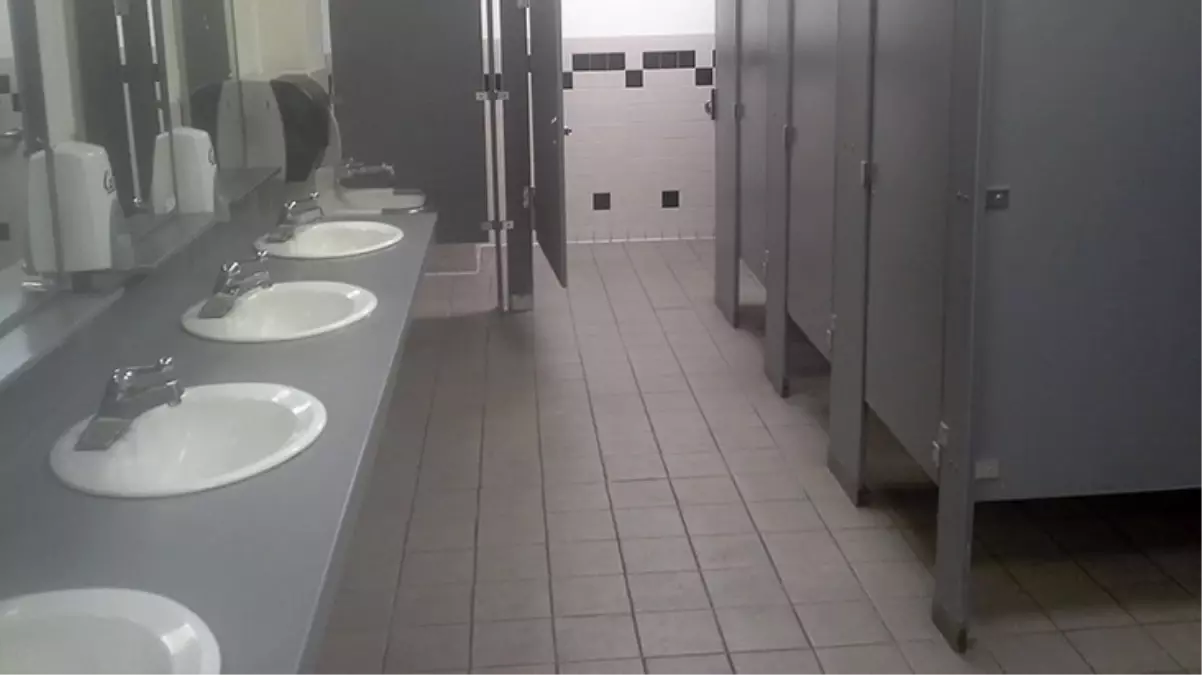 Liseli öğrenciyi tuvalete kilitleyip dans etmeye zorladılar, kabul etmeyince darbettiler