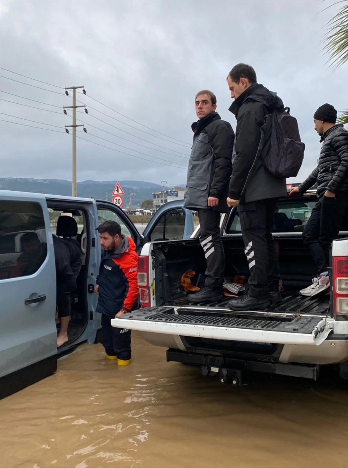 Yalova\'da sağanak yağış sonrası su baskını: 12 kişi kurtarıldı