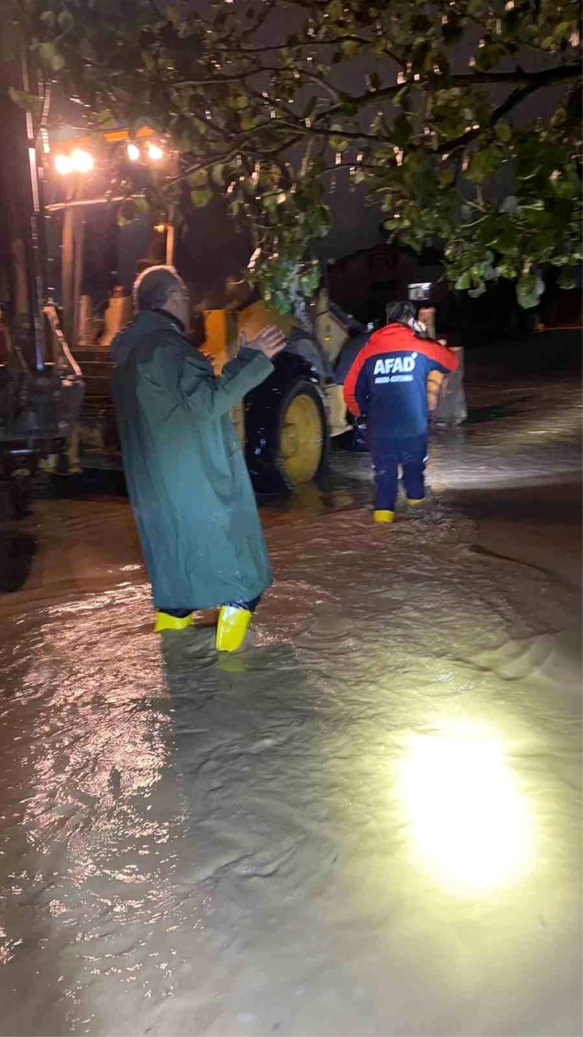 Yalova\'da Taşköprü beldesinde su baskını: 10 kişi kurtarıldı
