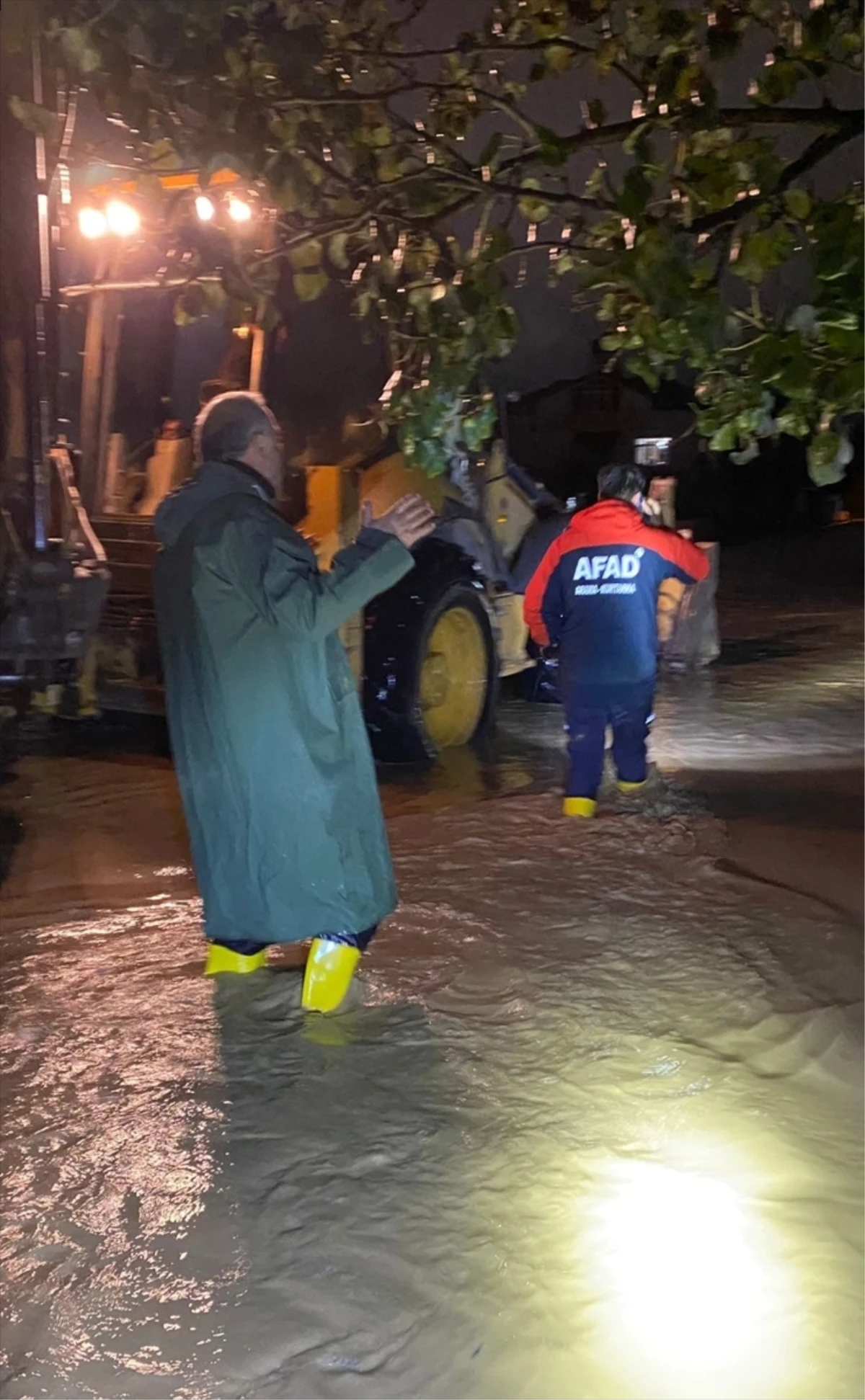 Yalova\'da yağmur suları nedeniyle mahsur kalan 10 kişi kurtarıldı