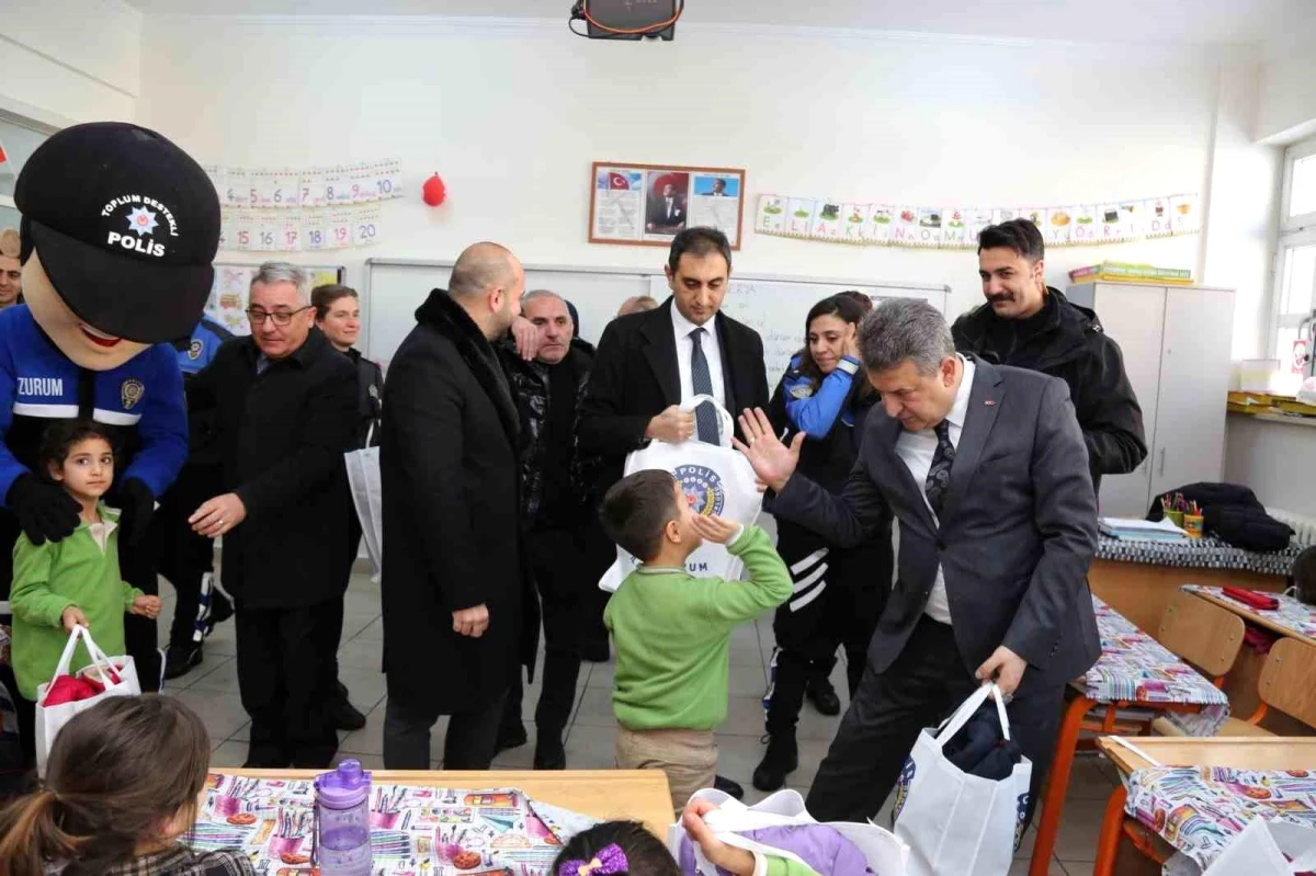 Erzurum İl Emniyet Müdürü Çocuklara Hediye Verdi