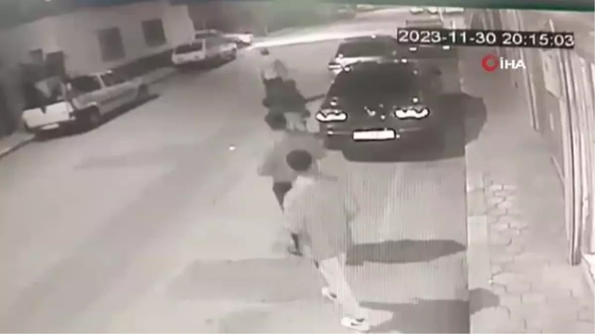 Kamyonetin açılan kapağı kadının başına çarptı