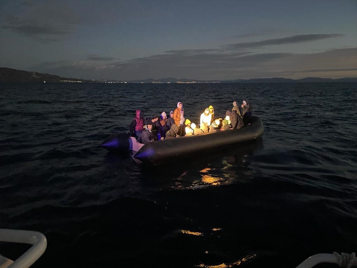 Yunanistan unsurlarınca Türk kara sularına itilen lastik bottaki 28 düzensiz göçmen kurtarıldı
