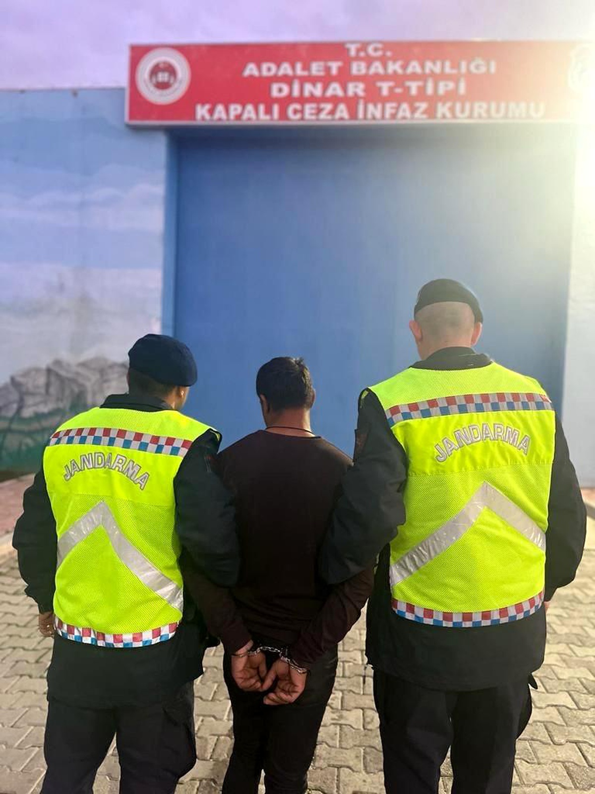 Afyonkarahisar\'da 13 yıl hapis cezası ile aranan şahıs yakalandı