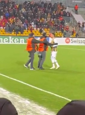6 gollü mağlubiyet sonrası sinirden gözü kararan İrfan Can Kahveci tribüne dalıyordu! Stat güvenliği zor zapt etti