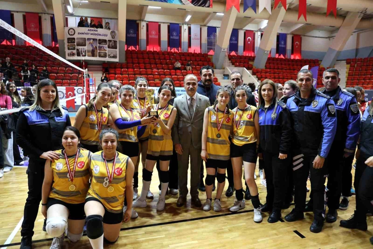 Adana\'da düzenlenen voleybol turnuvasında şampiyon olan takıma ödülleri verildi