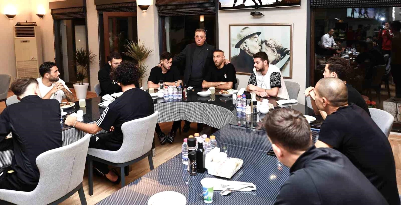 Beşiktaş Başkanı Ahmet Nur Çebi, Futbol A Takımı\'na veda ziyaretinde bulundu
