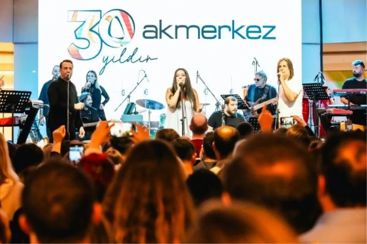 Akmerkez 30. Yılını İzel-Çelik-Ercan Konseriyle Kutladı