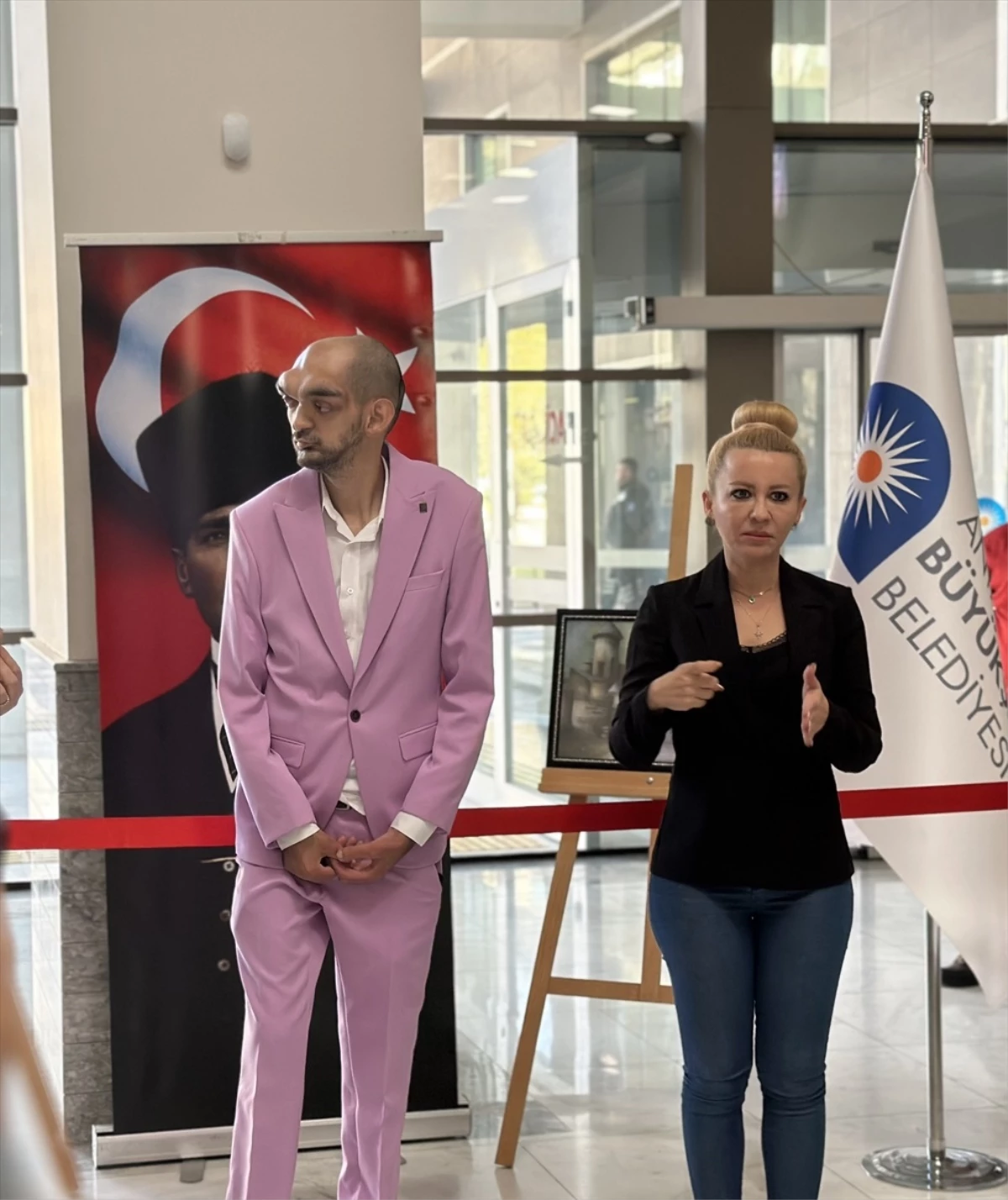 Antalya\'da işitme engelli ressamın sergisi açıldı