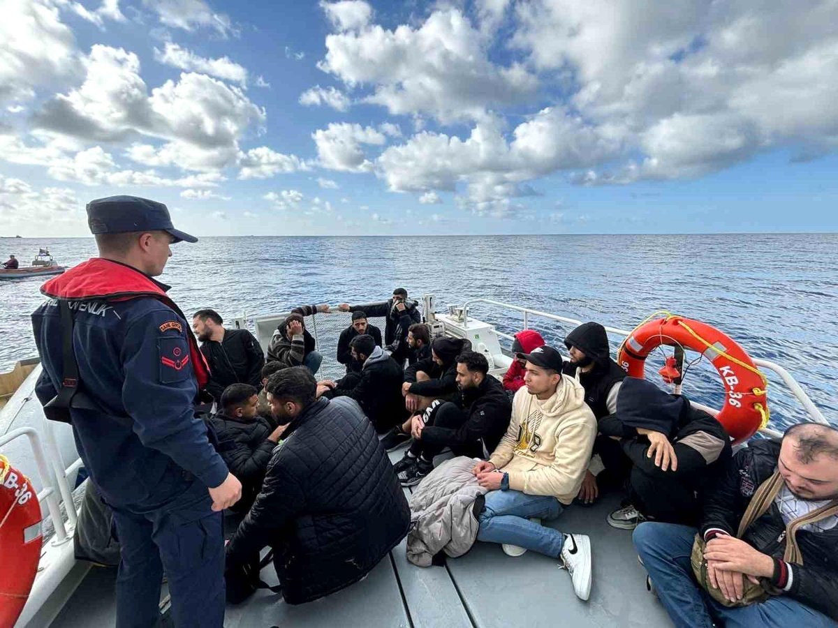 Antalya\'da ülkeyi terk etmeye çalışan 22 düzensiz göçmen yakalandı