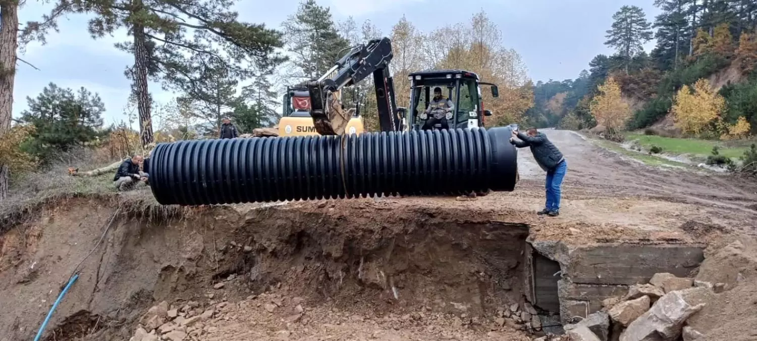 Çanakkale\'nin Yenice ilçesinde sağanak yağış sonucu yol çöktü