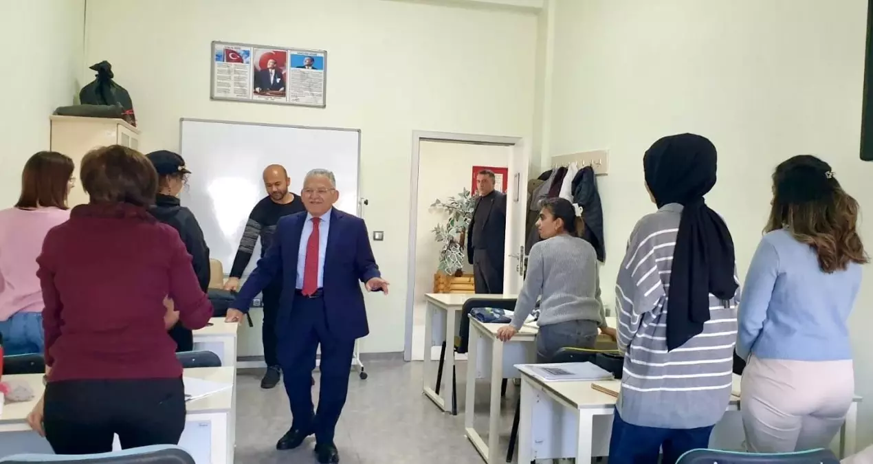 Başkan Büyükkılıç, KAYMEK Akademi\'deki kursiyerlerle buluştu